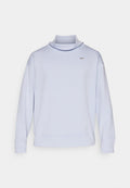 Helles blaues Sweatshirt mit langen Ärmeln, hohem Kragen und gerippten Bündchen. Einfaches Design mit einem kleinen Logo auf der Brust. Weicher Stoff.