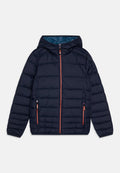 Marineblaue gesteppte Steppjacke mit Kapuze, Frontreißverschluss und zwei Reißverschlusstaschen mit orangefarbenem Rand und Reißverschlussanhängern.