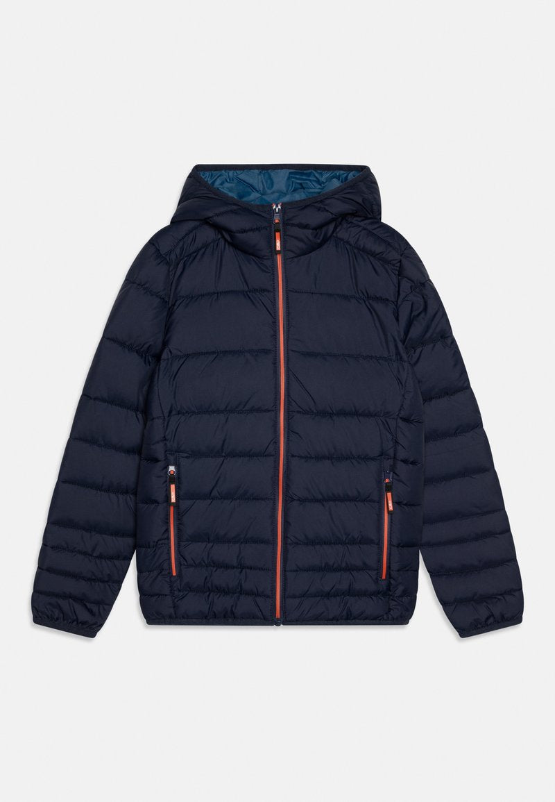 Marineblaue gesteppte Steppjacke mit Kapuze, Frontreißverschluss und zwei Reißverschlusstaschen mit orangefarbenem Rand und Reißverschlussanhängern.