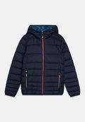 Marineblaue gesteppte Steppjacke mit Kapuze, Frontreißverschluss und zwei Reißverschlusstaschen mit orangefarbenem Rand und Reißverschlussanhängern.