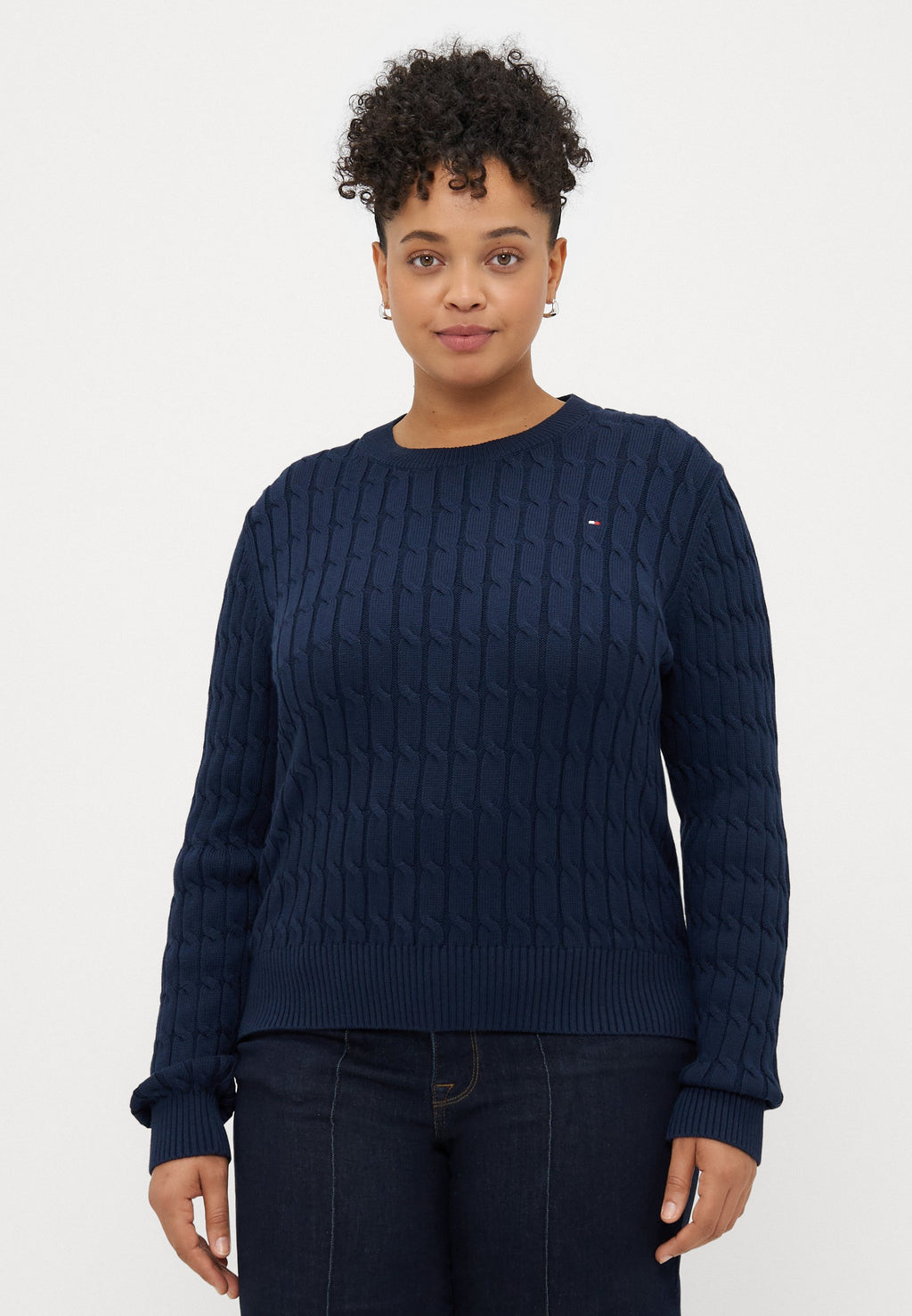 CURVE CABLE KNIT CREW NECK JUMPER Media 3