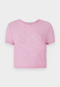 Rosa, kurzärmliges Cropped-T-Shirt mit einem wiederholten Logo-Muster in einem etwas dunkleren Rosaton. Rundhalsausschnitt, weicher Stoff.
