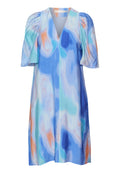 Ein kurzärmliges Kleid mit V-Ausschnitt, aus leichtem Stoff mit einem wirbelnden Muster in Blau, Türkis und Orange sowie strukturierter Oberfläche.
