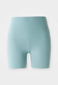 Himmelblaues, hoch geschnittenes, figurbetontes Sport-Shorts mit einem kleinen, dezenten Logo an der rechten Hüfte auf einem weißen Hintergrund.