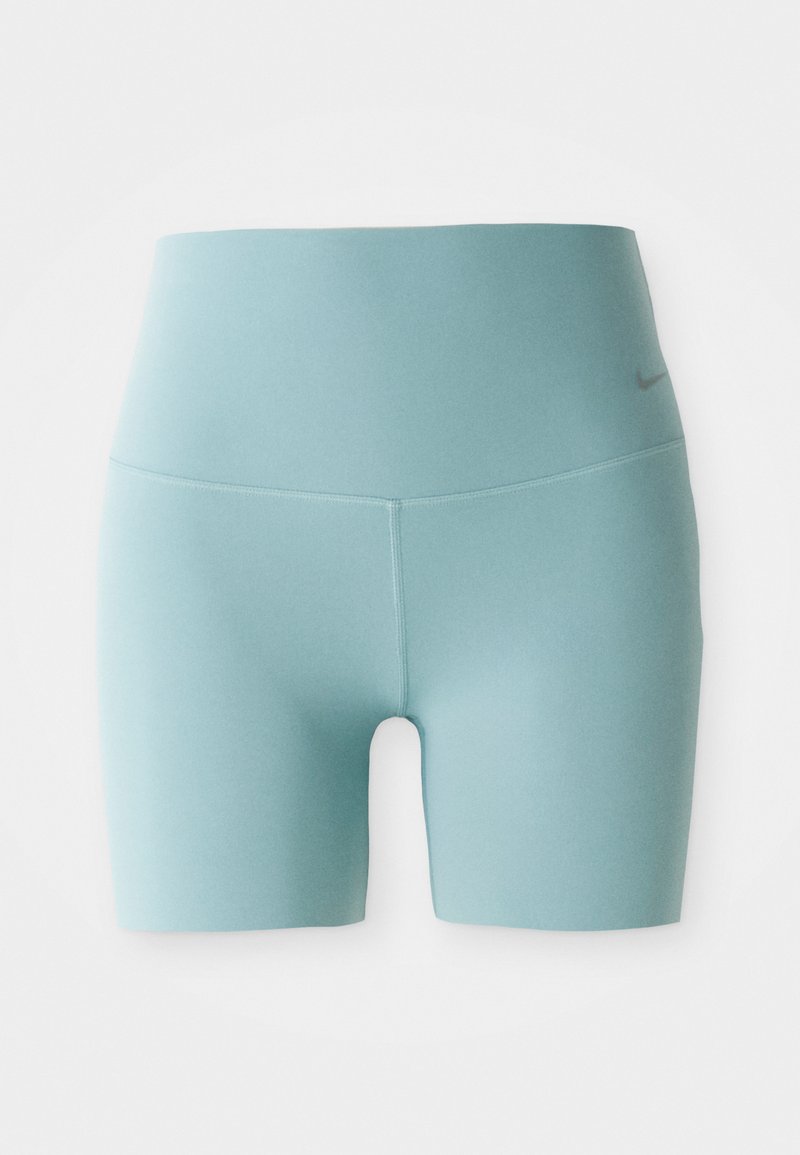Himmelblaues, hoch geschnittenes, figurbetontes Sport-Shorts mit einem kleinen, dezenten Logo an der rechten Hüfte auf einem weißen Hintergrund.