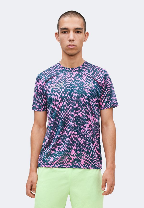 New Balance LONDON EDITION ATHLETICS PRINTED - Sports T-shirt - pink heat