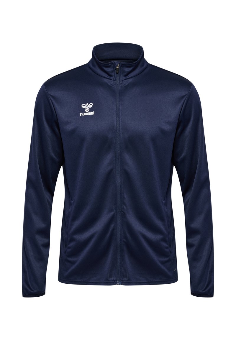 Marineblaue Zip-Jacke aus glattem, leichtem Stoff. Verfügt über einen hohen Kragen und das Hummel-Logo auf der linken Brust. Schlichtes Design.