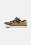 Sneaker mit einem Obermaterial aus braunem Stoff, marineblauen Akzenten, gelben Ösen und einem Klettverschluss. Verfügt über eine abgerundete Zehenpartie und eine cremefarbene Sohle.