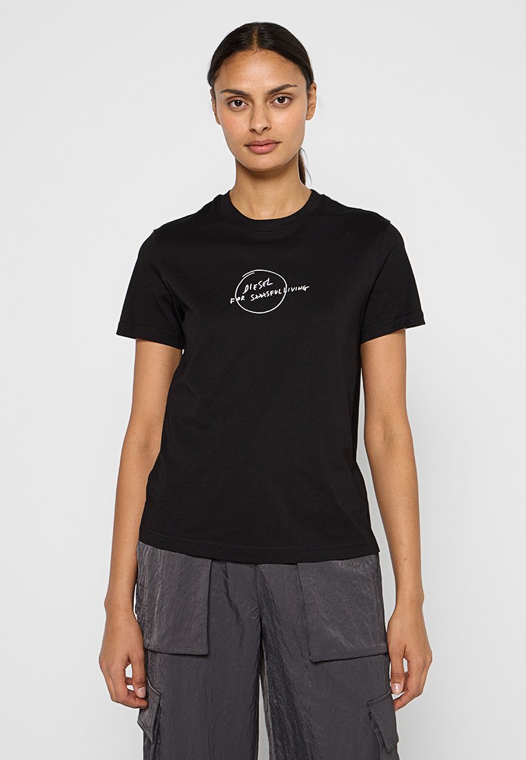 Schwarzes Baumwoll-T-Shirt mit kurzen Ärmeln, rundem Ausschnitt und weißem Drucktext „DIESEL FÜR ERFOLGREICHES LEBEN“ in einem kreisförmigen Design auf der Vorderseite.