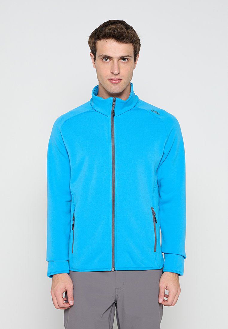 Hellblaue Fleecejacke mit Reißverschluss, hohem Kragen, langen Ärmeln und seitlichen Reißverschlusstaschen. Weiche Textur und schlankes Design.