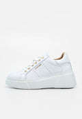 Weißer Leder-Plateau-Sneaker mit goldenen Ösen, beigem Innenfutter, Perforationsdetails und goldenem Aigner-Logo an der Seite.