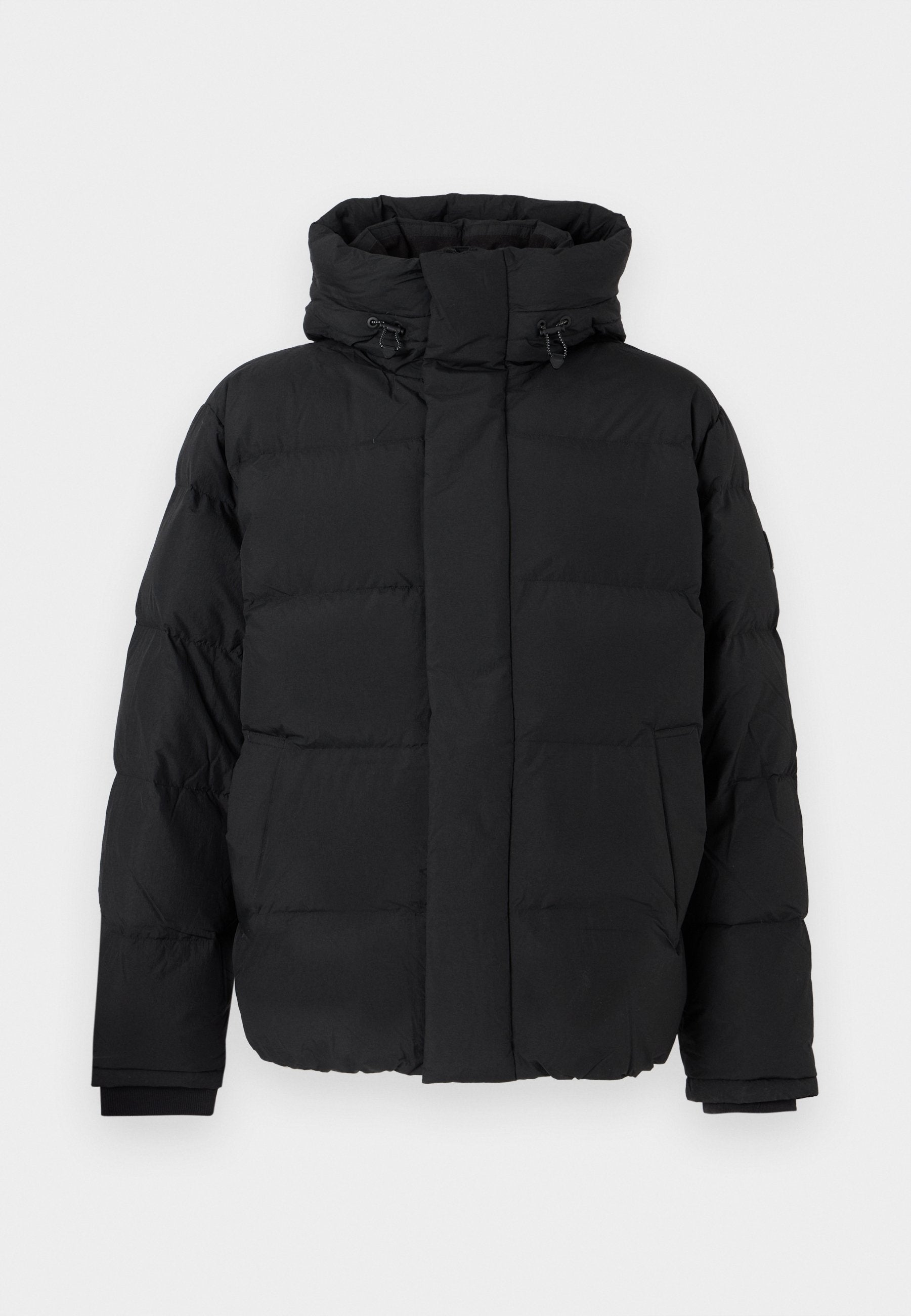 Schwarze Pufferjacke, gestepptes Design mit horizontalen Nähten, hoher Kragen, verstellbare Kordeln und gerippte Bündchen. Weiche matte Textur.