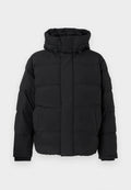 Schwarze Pufferjacke, gestepptes Design mit horizontalen Nähten, hoher Kragen, verstellbare Kordeln und gerippte Bündchen. Weiche matte Textur.