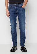 Blaue Denim-Jeans, gerade geschnitten, mit fünf Taschen, leichter Ausbleichung an den Oberschenkeln und einem dunklen Waschmittel. Kombiniert mit schwarzen Lederschuhen.