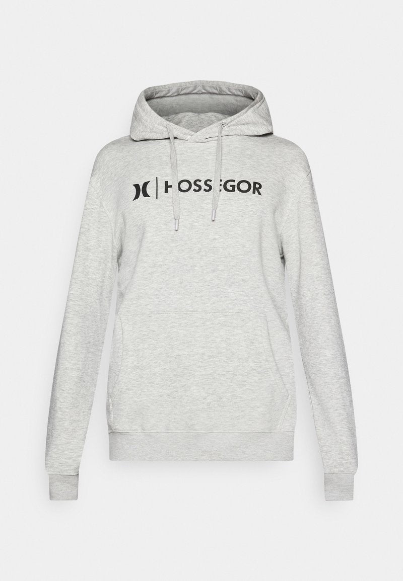 Grauer Hoodie aus weichem Material mit Kängurutasche, verstellbaren Kordeln und auffälligem schwarzen "HOSSGOR"-Logo auf der Brust.
