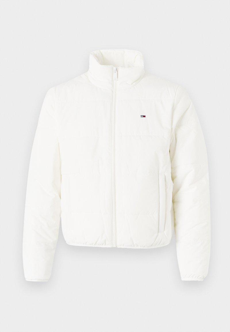 Weißer Daunenjacke mit hoch geschlossenem Kragen, durchgehendem Reißverschluss und zwei Fronttaschen. Hat ein kleines Logo auf der Brust. Glatte, gesteppten Textur.