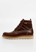 Braune hohe Stiefel aus Leder mit kontrastierender beigefarbener Sohle. Verfügen über rote Schnürsenkel, Stickdetails und ein seitliches Logo-Patch.