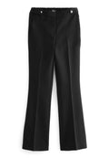 Schwarze, weite Hosen aus glattem Stoff. Mit einem elastischen Bund, zwei silbernen Knopfakzenten und seitlichen Taschen.