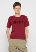 Bordeaux T-Shirt mit kurzen Ärmeln, auf der Vorderseite mit schwarzem "MEXX"-Schriftzug. Das Material wirkt weich; der Ausschnitt ist rund.