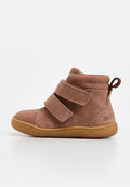 Brauner Wildleder-Kinderstiefel mit doppelten Klettverschlüssen und Gummisohle, seitlicher Zuglasche und knöchelhohem Design.