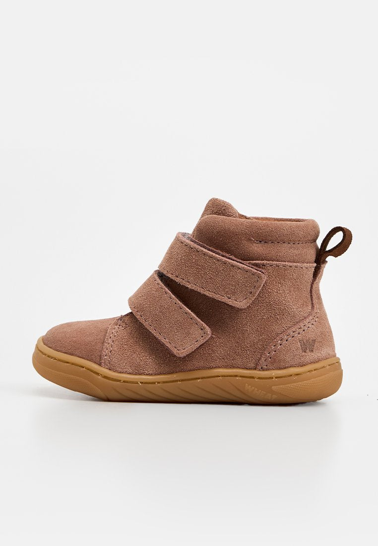 Brauner Wildleder-Kinderstiefel mit doppelten Klettverschlüssen und Gummisohle, seitlicher Zuglasche und knöchelhohem Design.