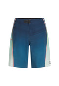 Herren Schwimmshorts in verlaufendem Blau mit horizontalen Linien, ausgestattet mit einem schwarzen Bund und seitlichen Akzenten in Rosa und Grün.