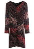 Schwarzes Langarmkleid mit einem rot-rosa gespritzten Muster, das einen V-Ausschnitt und Raffungselemente an der Vorder- und Seitenpartie aufweist.