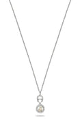 Silberne Halskette mit einer strukturierten Kette; ausgestattet mit einem runden Anhänger mit einem diamantenartigen Rand und einem zentralen Symbol in Creme- und Rosatönen.