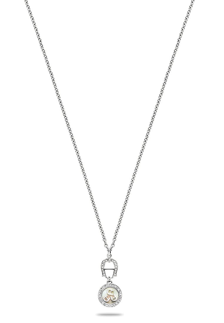 Silberne Halskette mit einer strukturierten Kette; ausgestattet mit einem runden Anhänger mit einem diamantenartigen Rand und einem zentralen Symbol in Creme- und Rosatönen.