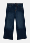 Dunkelblaue weit geschnittene Jeans mit glatter Textur, die zwei Vorderaschen, einen Knopfverschluss und kontrastierendes orangefarbenes Nähen aufweist.