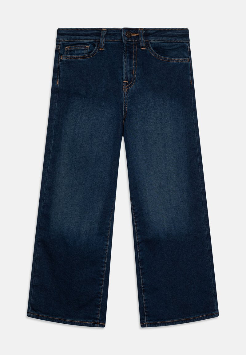 Dunkelblaue weit geschnittene Jeans mit glatter Textur, die zwei Vorderaschen, einen Knopfverschluss und kontrastierendes orangefarbenes Nähen aufweist.
