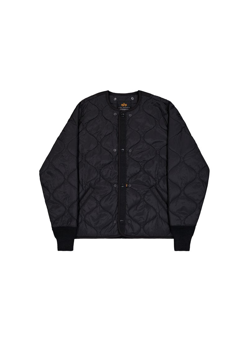 Schwarze, gesteppte, leichte Jacke mit Druckknöpfen, rundem Kragen und gerippten Bündchen, flach auf einem weißen Hintergrund ausgelegt.