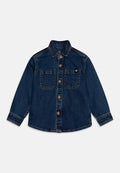 Dunkelblaue Jeansjacke mit spitzem Kragen, Knopfverschluss, zwei Brusttaschen und kontrastierenden Nähten.