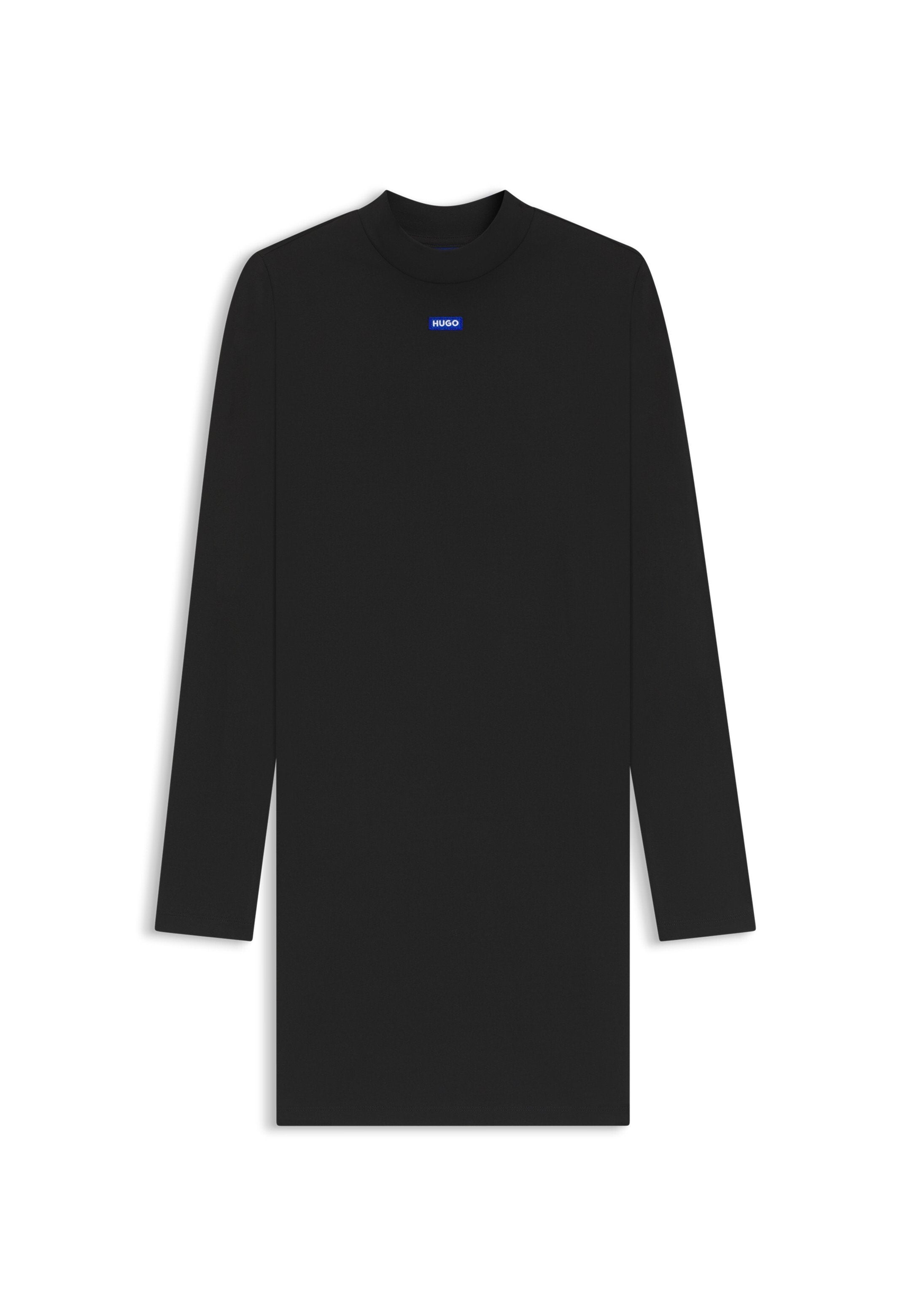 Schwarzes langärmliges Oberteil aus glattem Stoff, mit hohem Halsausschnitt und kleinem blauen Logo. Einfaches, minimalistisches Design ohne Muster.