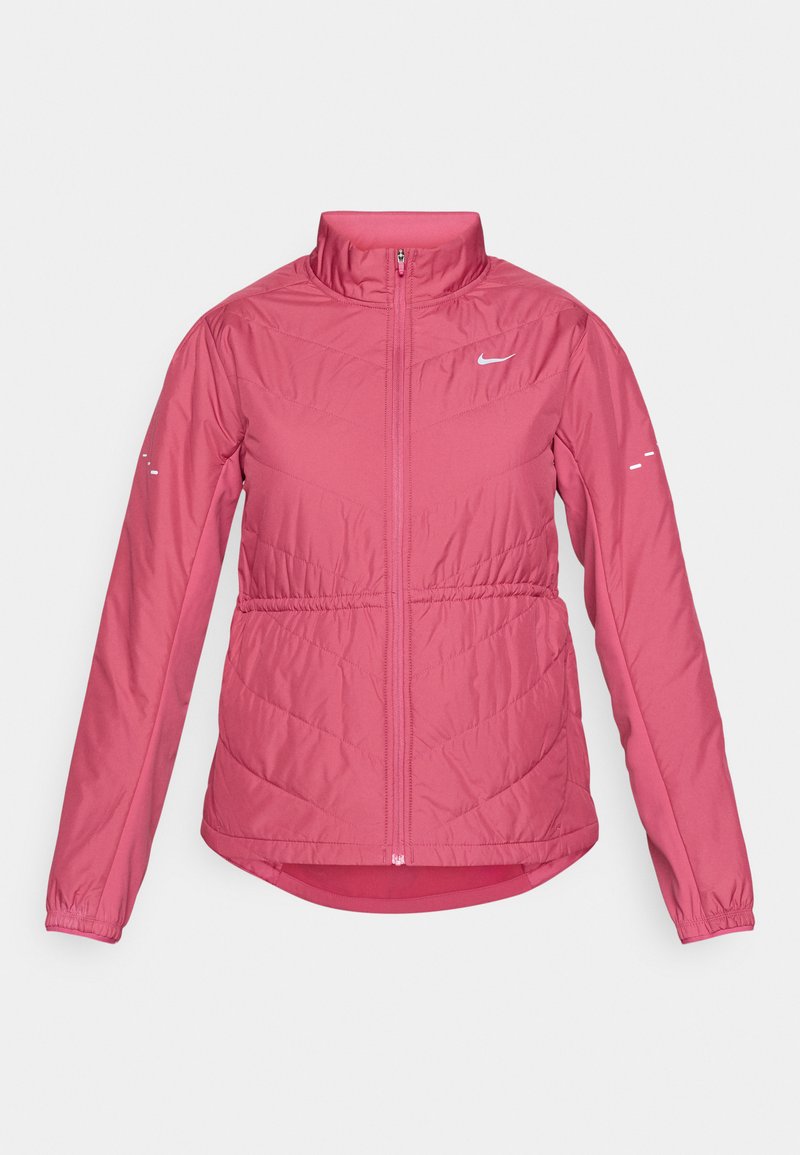 Rosa isolierte Jacke mit einem hohen Kragen, durchgehendem Reißverschluss, elastischen Bündchen und einem Chevron-Steppdetail. Mit einem kleinen weißen Logo auf der Brust.