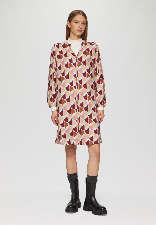 s.Oliver MIT ALL-OVER-PRINT UND SEITLICHEN EINGRIFFTASCHEN - Day dress - himbeere
