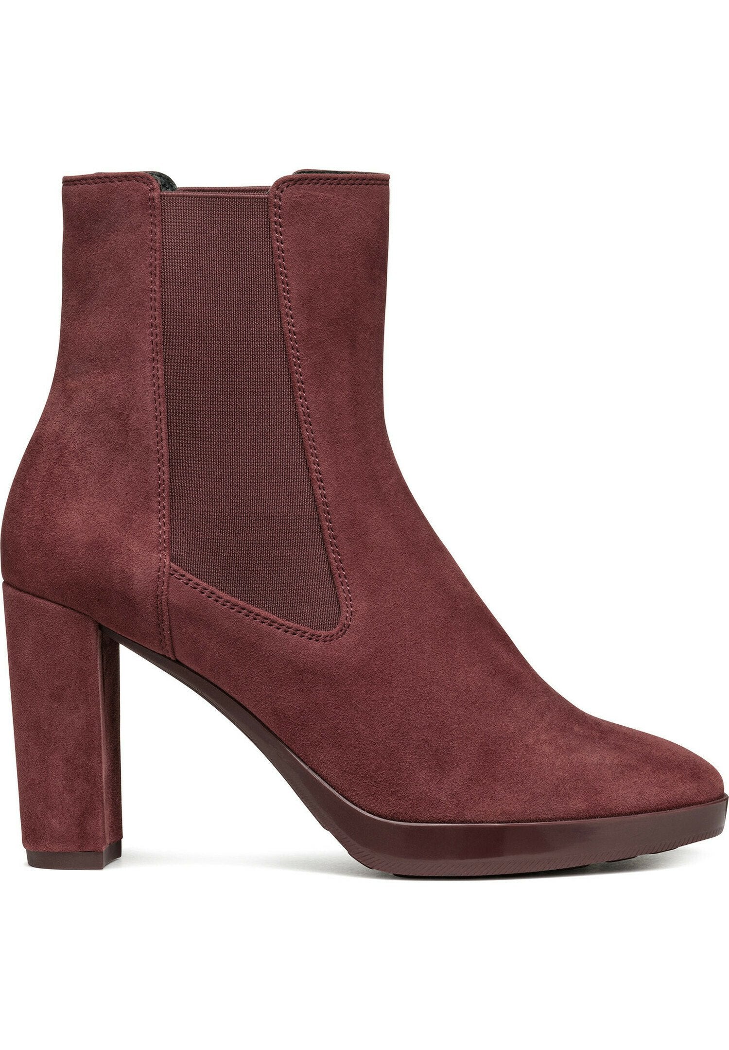 Burgunderfarbener Wildleder-Stiefelette mit hohem Blockabsatz, strukturierten elastischen Seitenteilen, spitzer Zehenpartie und glatter Gummisohle.