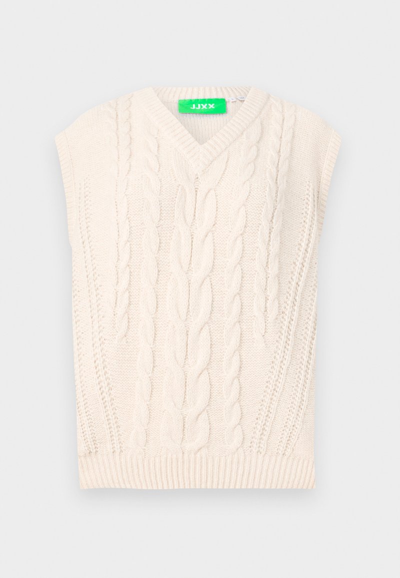 Cremfarbener, ärmelloser Strickpullover mit V-Ausschnitt; verfügt über erhabene Kabelmuster und gerippten Saum. Das Etikett ist leuchtend grün mit dem Markennamen.