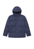 Navyblauer Daunenjacke mit Kapuze, mit einem Reißverschluss vorne, zwei Seitentaschen und einem Logo auf der Brust. Glatte Textur, oversized Schnitt.