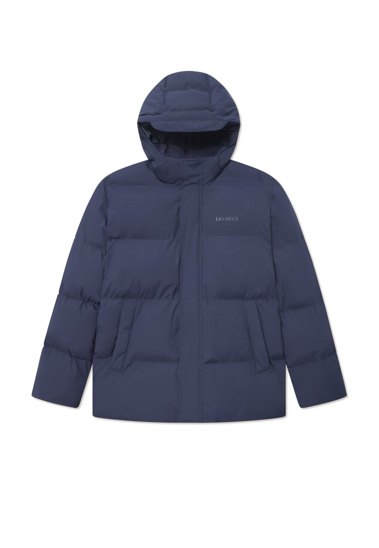 Navyblauer Daunenjacke mit Kapuze, mit einem Reißverschluss vorne, zwei Seitentaschen und einem Logo auf der Brust. Glatte Textur, oversized Schnitt.