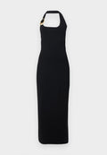 Schwarzes ärmelloses Midi-Kleid mit Neckholder, quadratischem Ausschnitt und goldenem, rundem Schnallendetail am linken Träger.