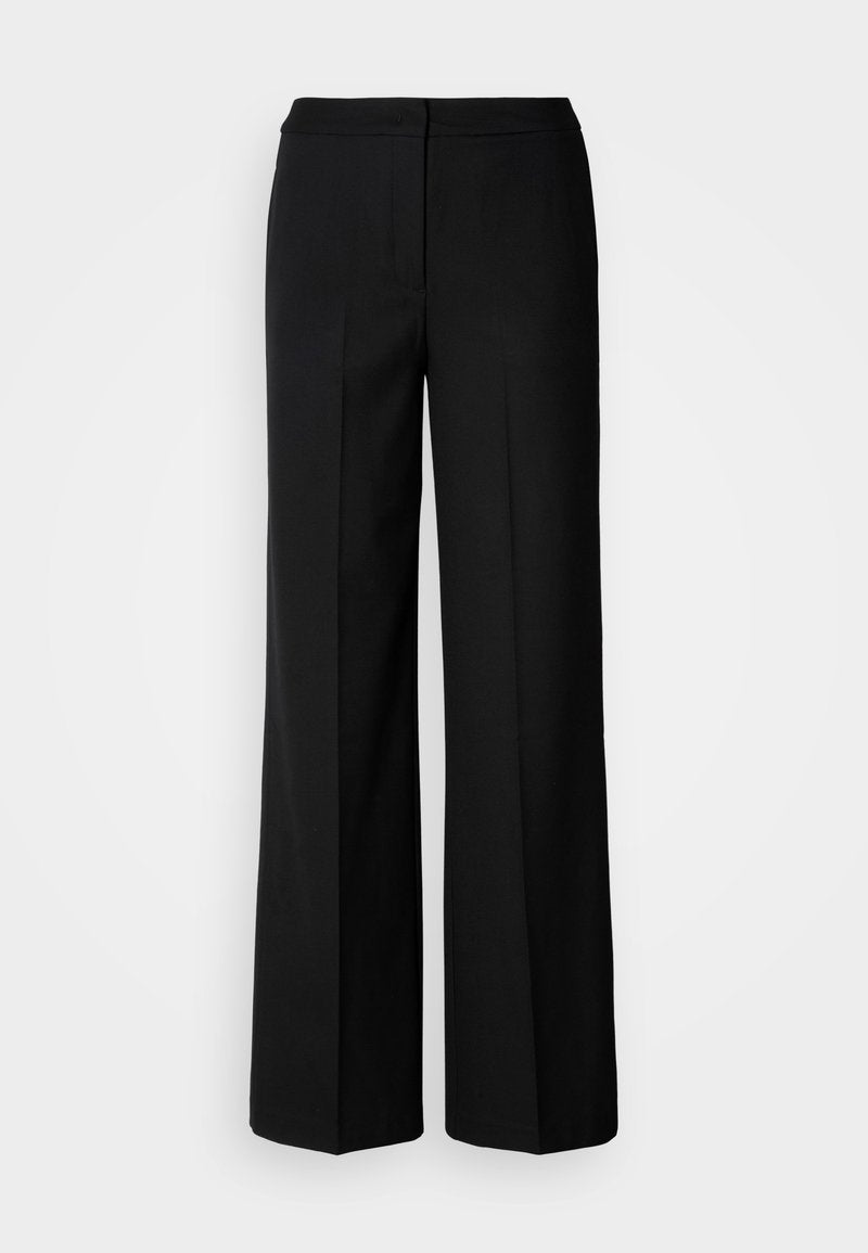 Schwarze weit geschnittene Hosen aus glattem Stoff mit hoher Taille, taillierten Nähten und minimalistischer Gestaltung. Keine sichtbaren Beschläge oder Taschen.