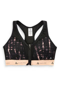 Schwarzer und pinkfarbener Sport-BH mit Reißverschluss vorne, der ein Batikmuster aufweist, aktive Markenkennzeichnung am Band und ein Racerback-Design.