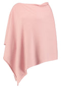 Weicher, rosa asymmetrischer Wollponcho mit glatter Textur und drapierter Gestaltung, ideal zum Schichten und für zusätzliche Wärme.
