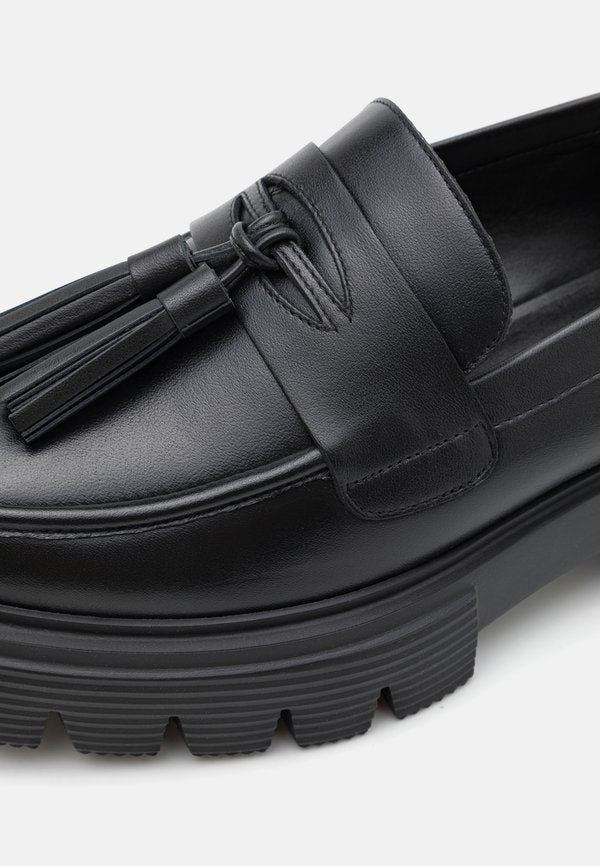 Stuart Weitzman NOLITA TASSEL LOAFER