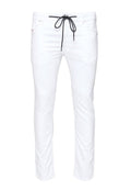 Weiße Slim-Fit-Jeans mit schwarzem Kordelzugbund, fünf Taschen und minimalistischer Nahtführung.