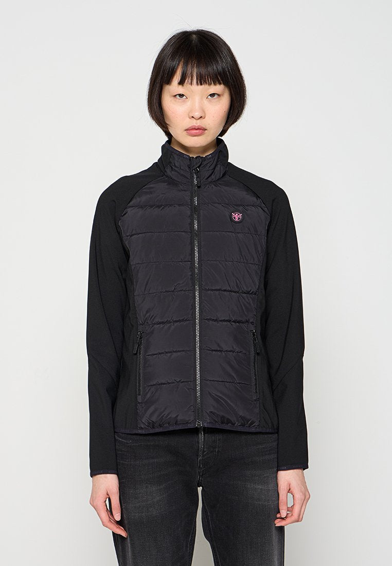 Schwarze Steppjacke mit figurbetontem Design, ausgestattet mit hohem Kragen, durchgehendem Reißverschluss vorne und zwei Seitentaschen. Solide schwarze Ärmel und Akzente.