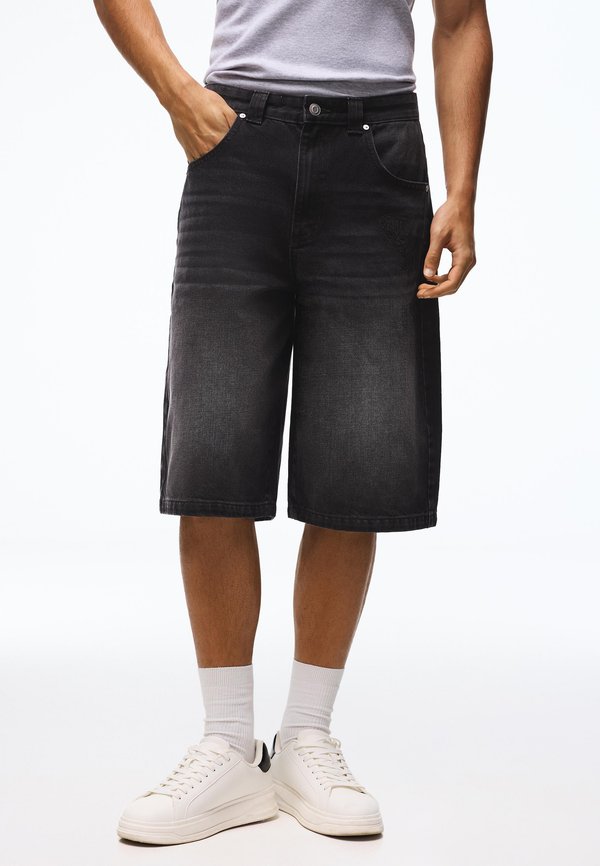 Bershka EMBOSS BAGGY DENIM - SHORT - Denim shorts - black