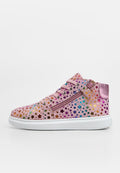 Pinkfarbener High-Top-Sneaker mit mehrfarbigen Sternmustern, seitlichem Reißverschluss, Schnürsenkeln und weißer Sohle vor schlichtem weißem Hintergrund.