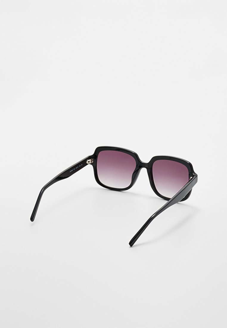 DKNY
